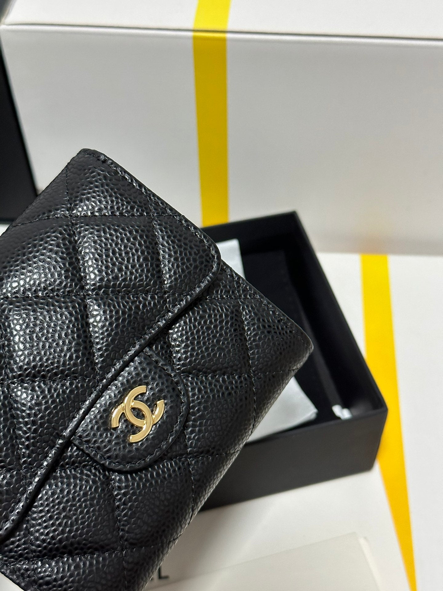 Portefeuille à rabat CC Classic, petit format, noir matelassé, caviar, boucle dorée, 243686