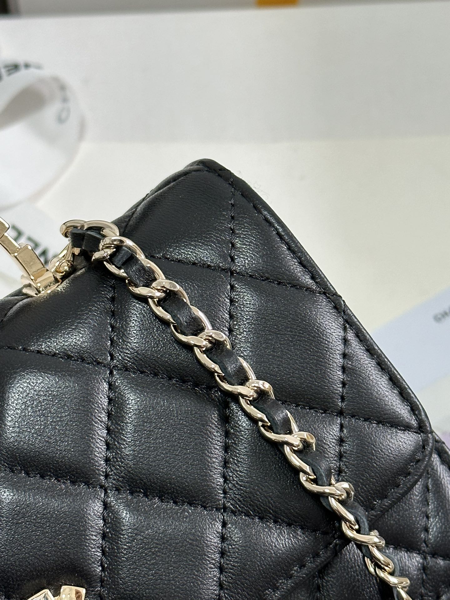 フラップバッグ 18 ハンドル付き ブラックカーフスキン ゴールド金具