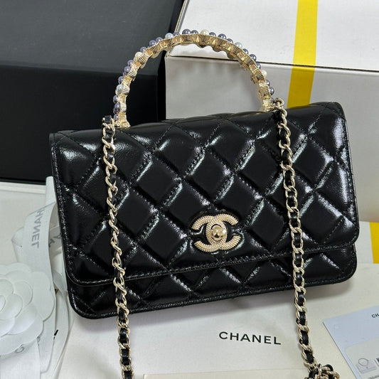 SAC À RABAT AVEC POIGNÉE EN PERLES 18 EN CUIR D'AGNEAU NOIR BRILLANT 