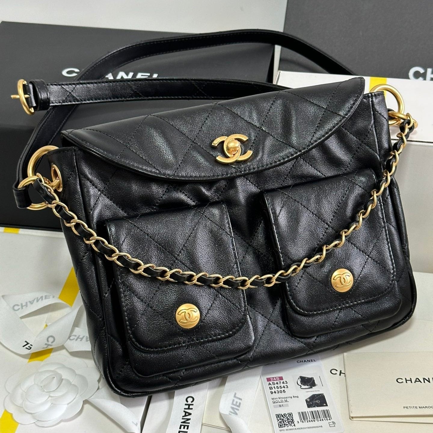 Petit sac hippie hobo facteur 25 en cuir de veau noir et métal doré 