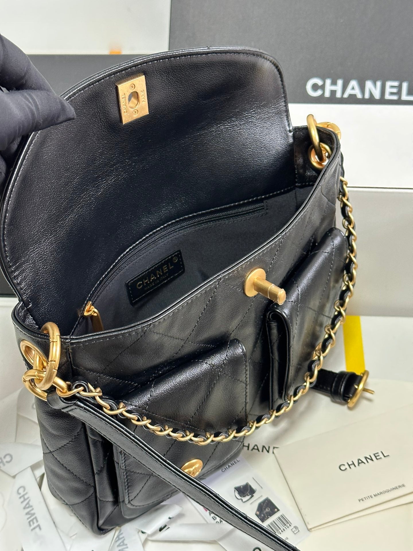 Petit sac hippie hobo facteur 25 en cuir de veau noir et métal doré 