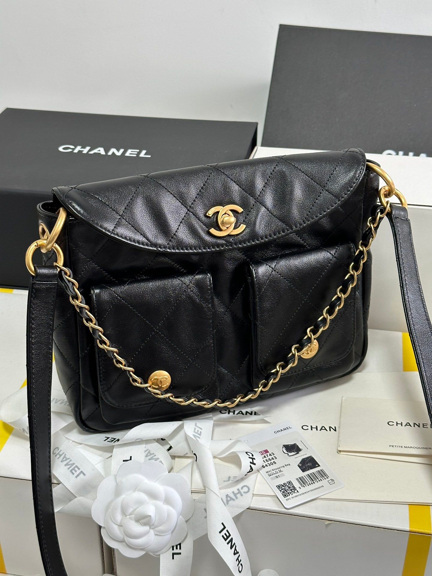 Petit sac hippie hobo facteur 25 en cuir de veau noir et métal doré 