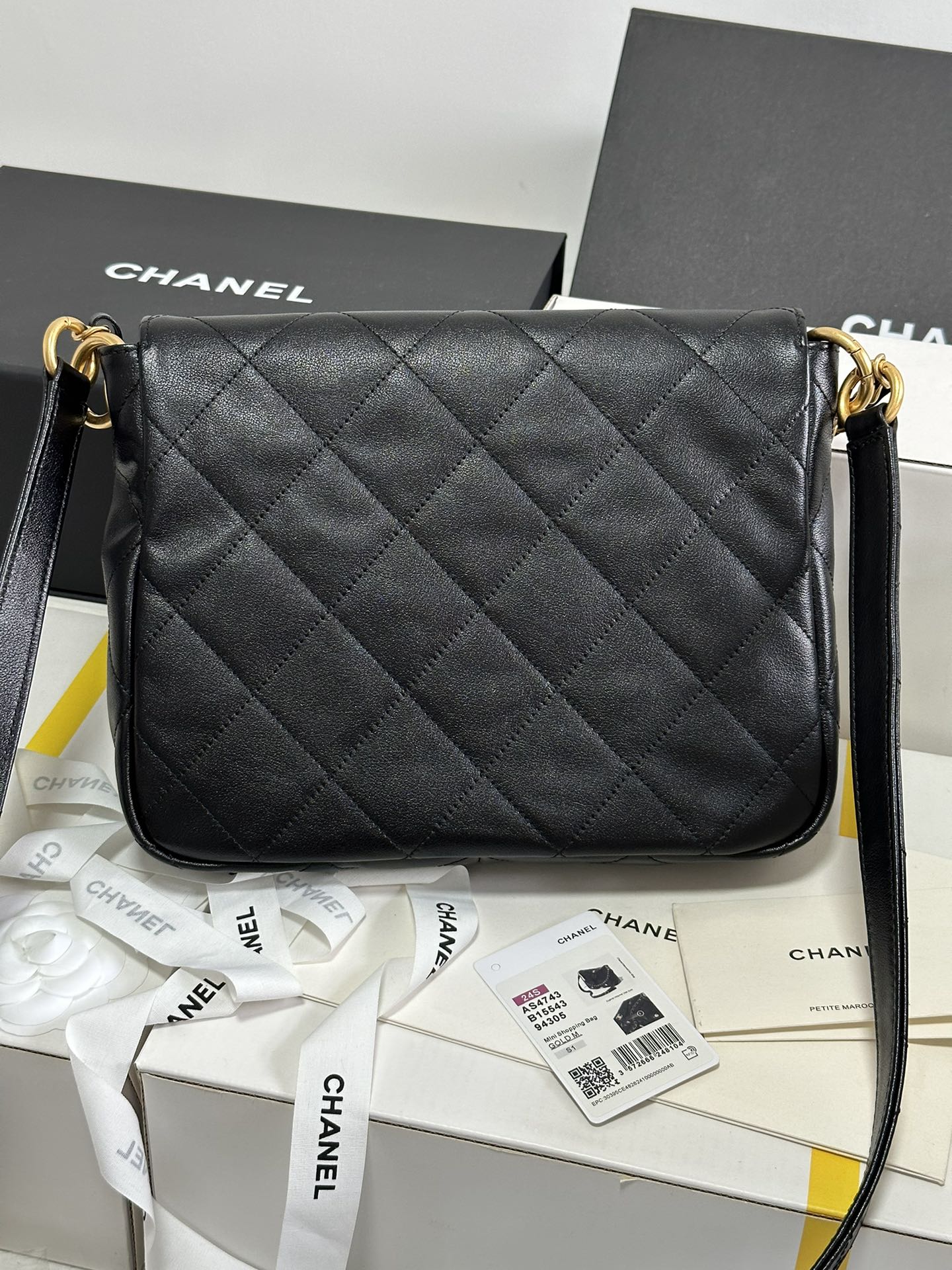 Petit sac hippie hobo facteur 25 en cuir de veau noir et métal doré 