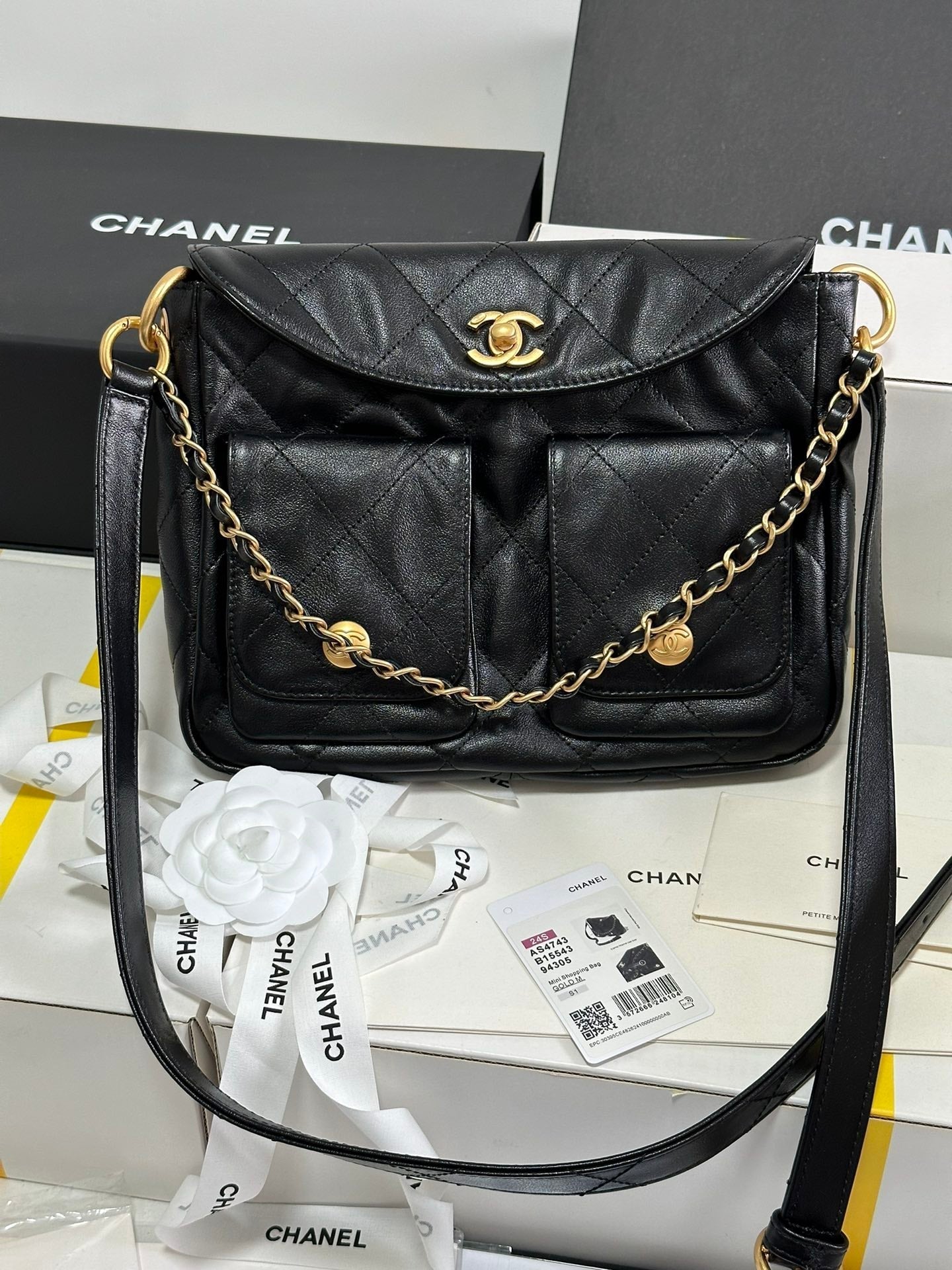 Petit sac hippie hobo facteur 25 en cuir de veau noir et métal doré 