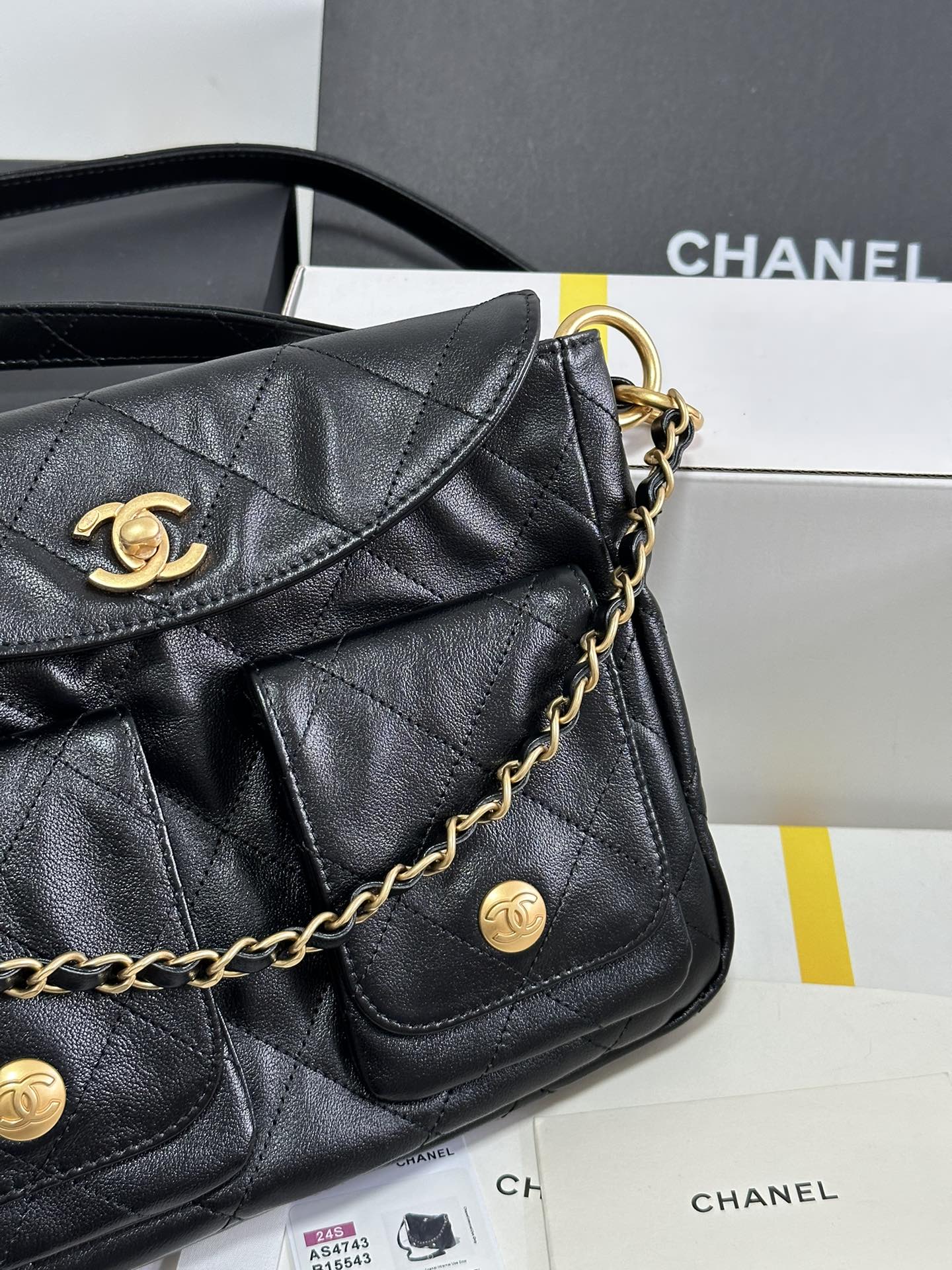 Petit sac hippie hobo facteur 25 en cuir de veau noir et métal doré 