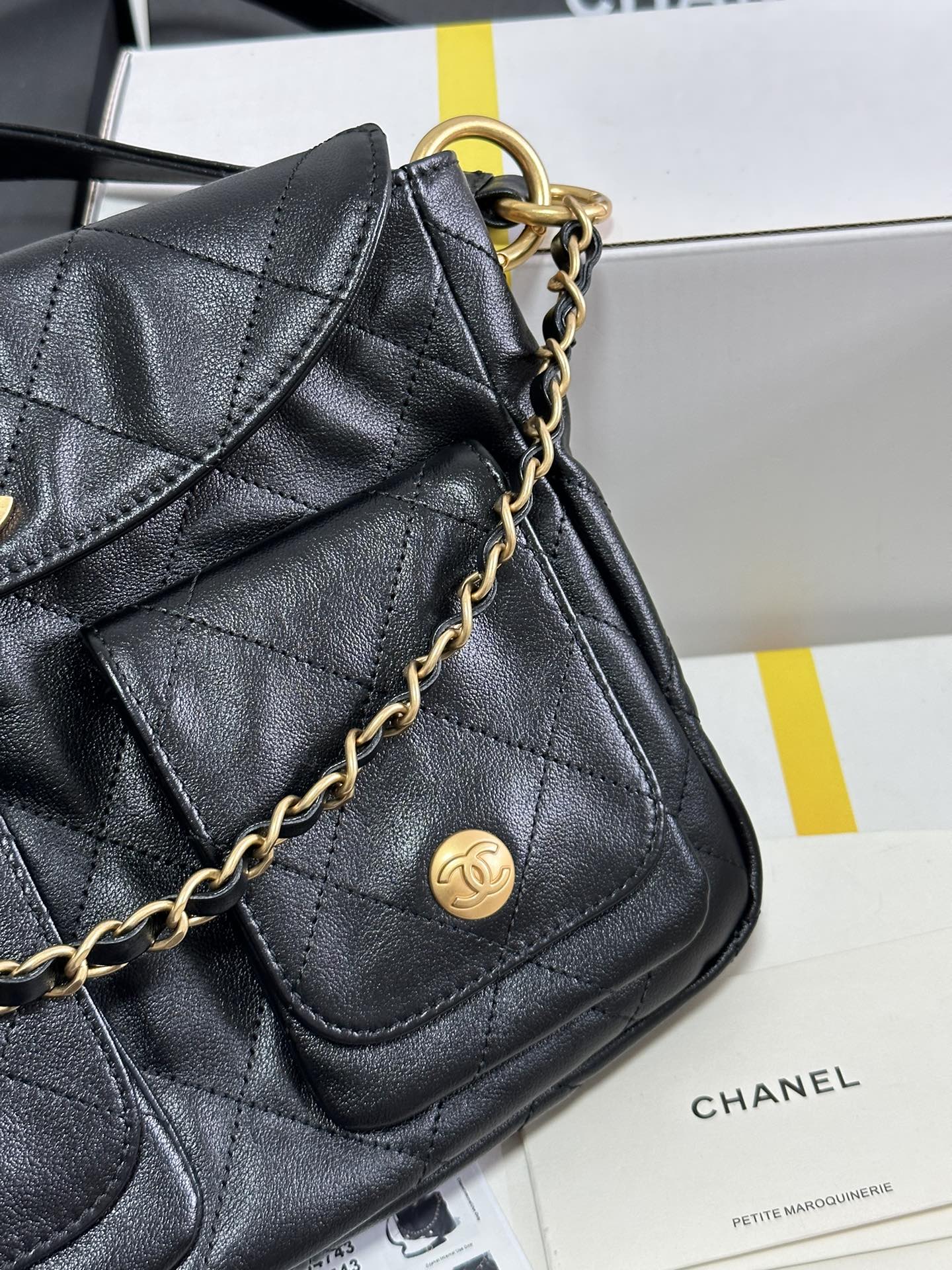 Petit sac hippie hobo facteur 25 en cuir de veau noir et métal doré 