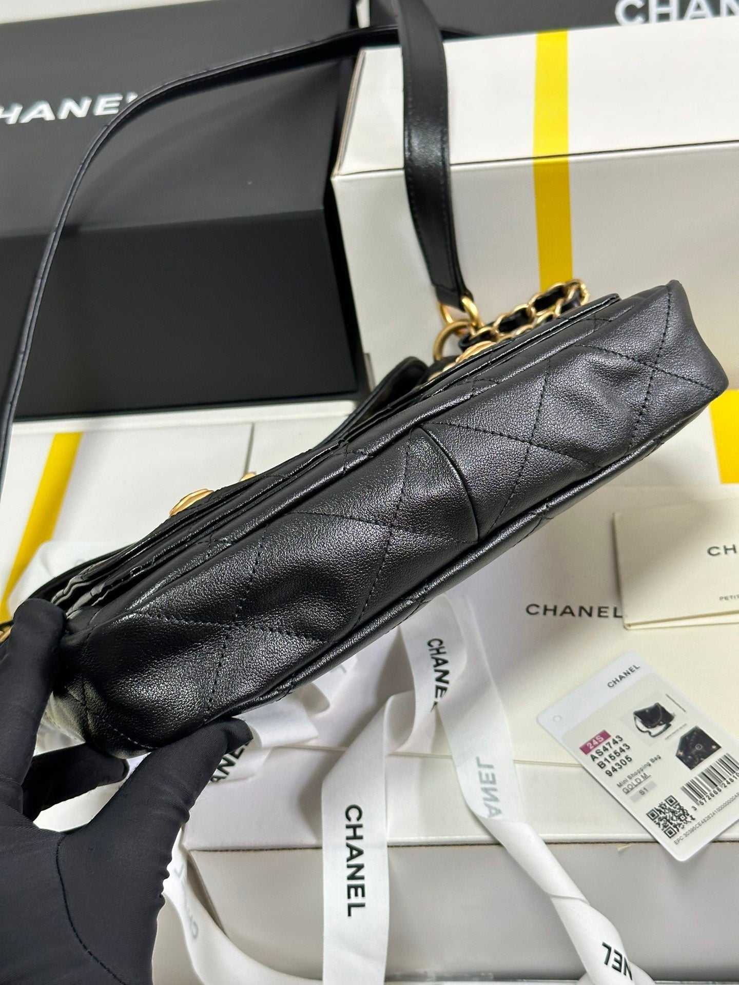 Petit sac hippie hobo facteur 25 en cuir de veau noir et métal doré 