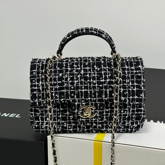 MINI SAC À RABAT 20 SAQUINS ATTACHÉS EN TWEED BLANC MIX NOIR QUINCAILLERIE DORÉ 