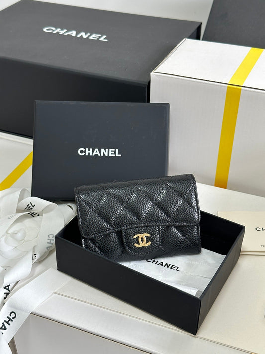 Porte-cartes CC Classic en cuir de vachette caviar noir, boucle dorée 243701
