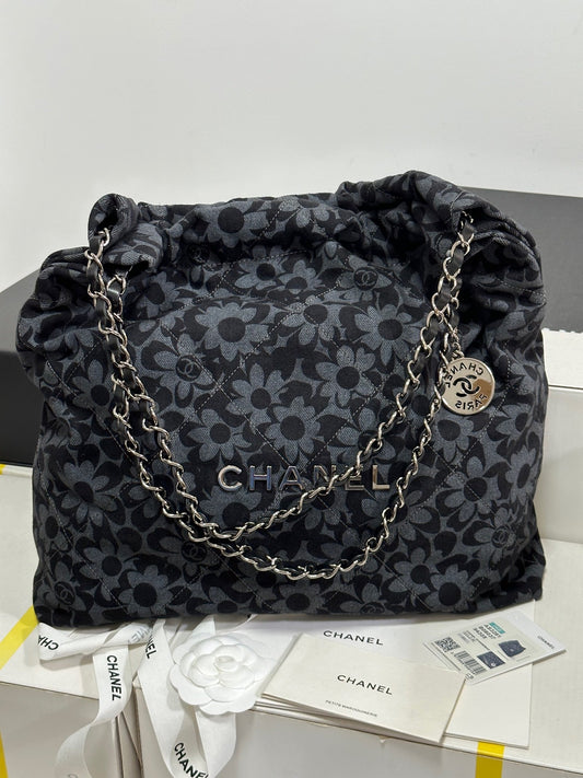 Sac CC 22 gris noir motif camélia denim matériel argenté 243625
