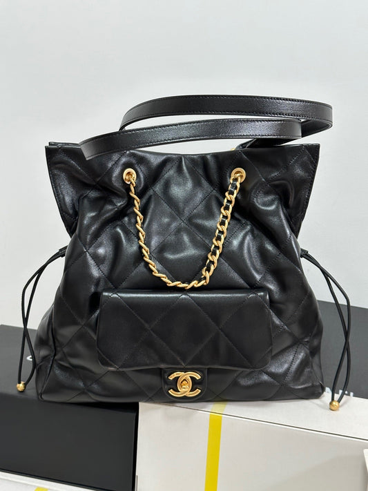 Sac à dos à cordon CC 25C en cuir d'agneau noir, accessoires dorés 243655