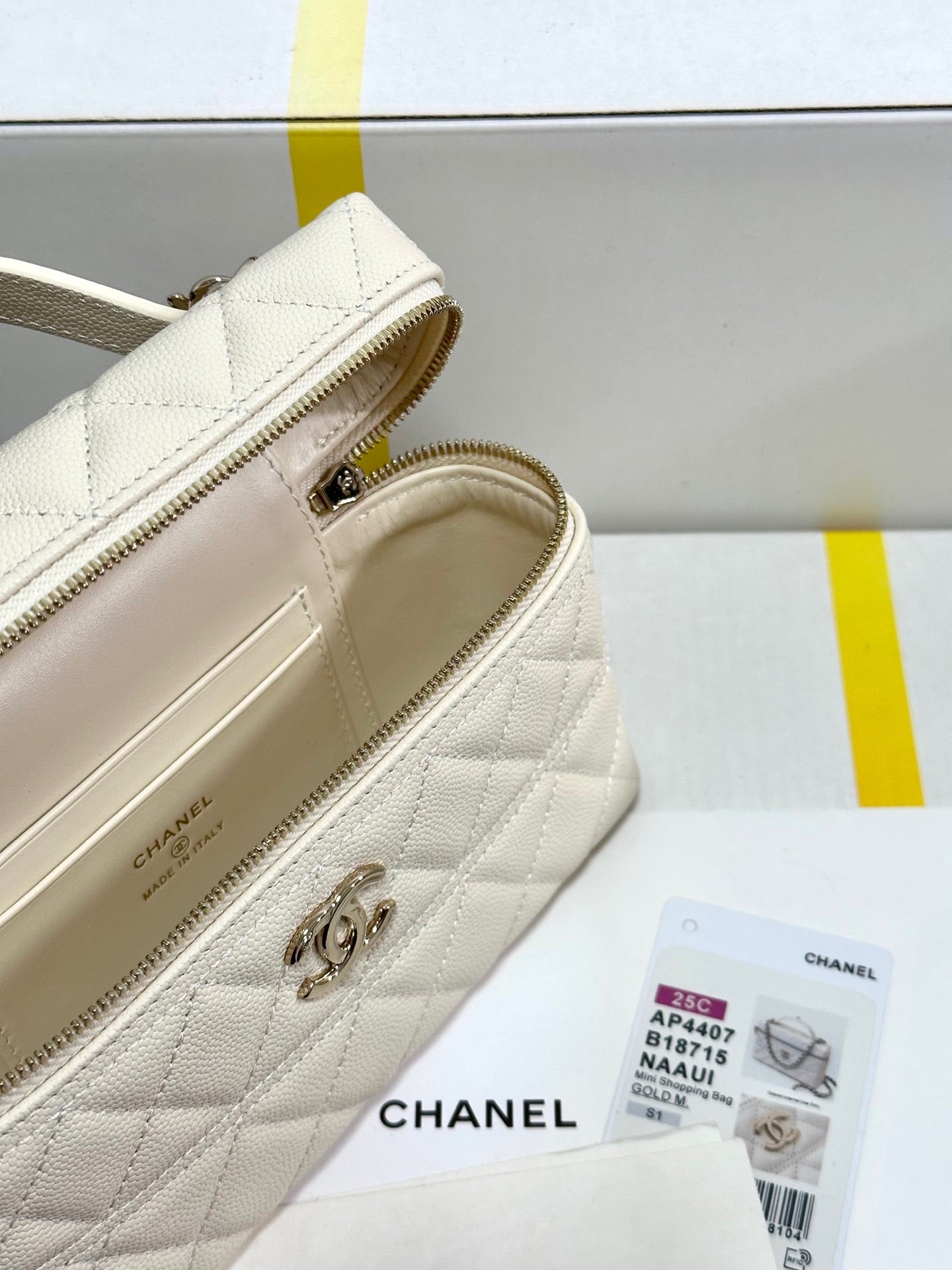 Trousse de toilette CC 25C en cuir de veau blanc ivoire, accessoires argentés, 243660