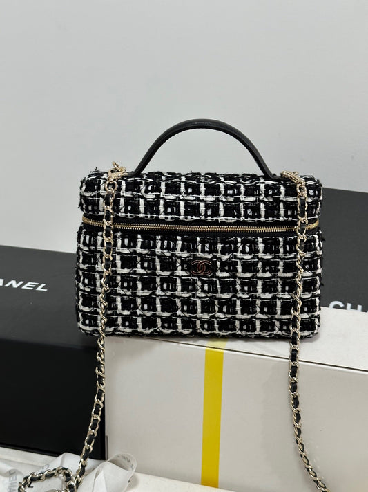 Trousse de toilette CC 25C en tweed noir et blanc, quincaillerie dorée claire, 243667