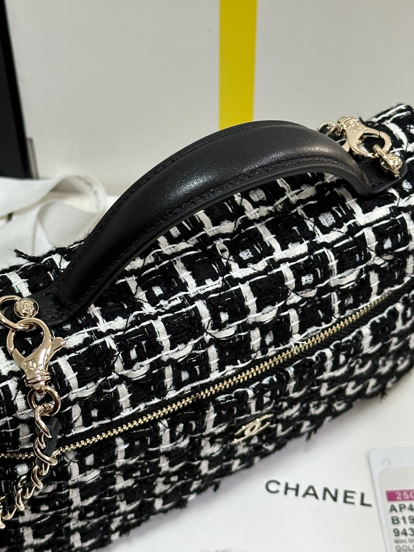 Trousse de toilette CC 25C en tweed noir et blanc, quincaillerie dorée claire, 243667