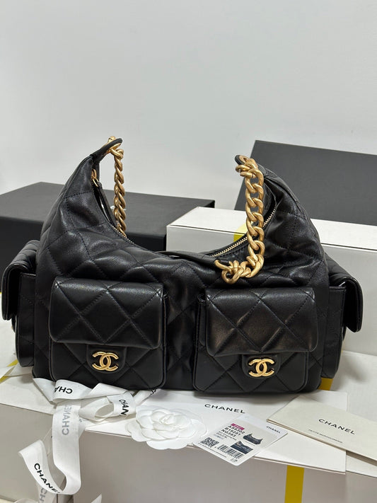 Sac Hobo CC 25C 35 cm en cuir d'agneau noir, accessoires dorés 243536