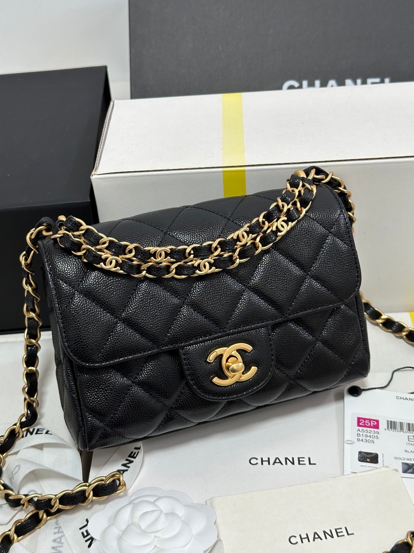 Sac à rabat CC 25P 18 pouces en cuir de vache noir, accessoires dorés 243560
