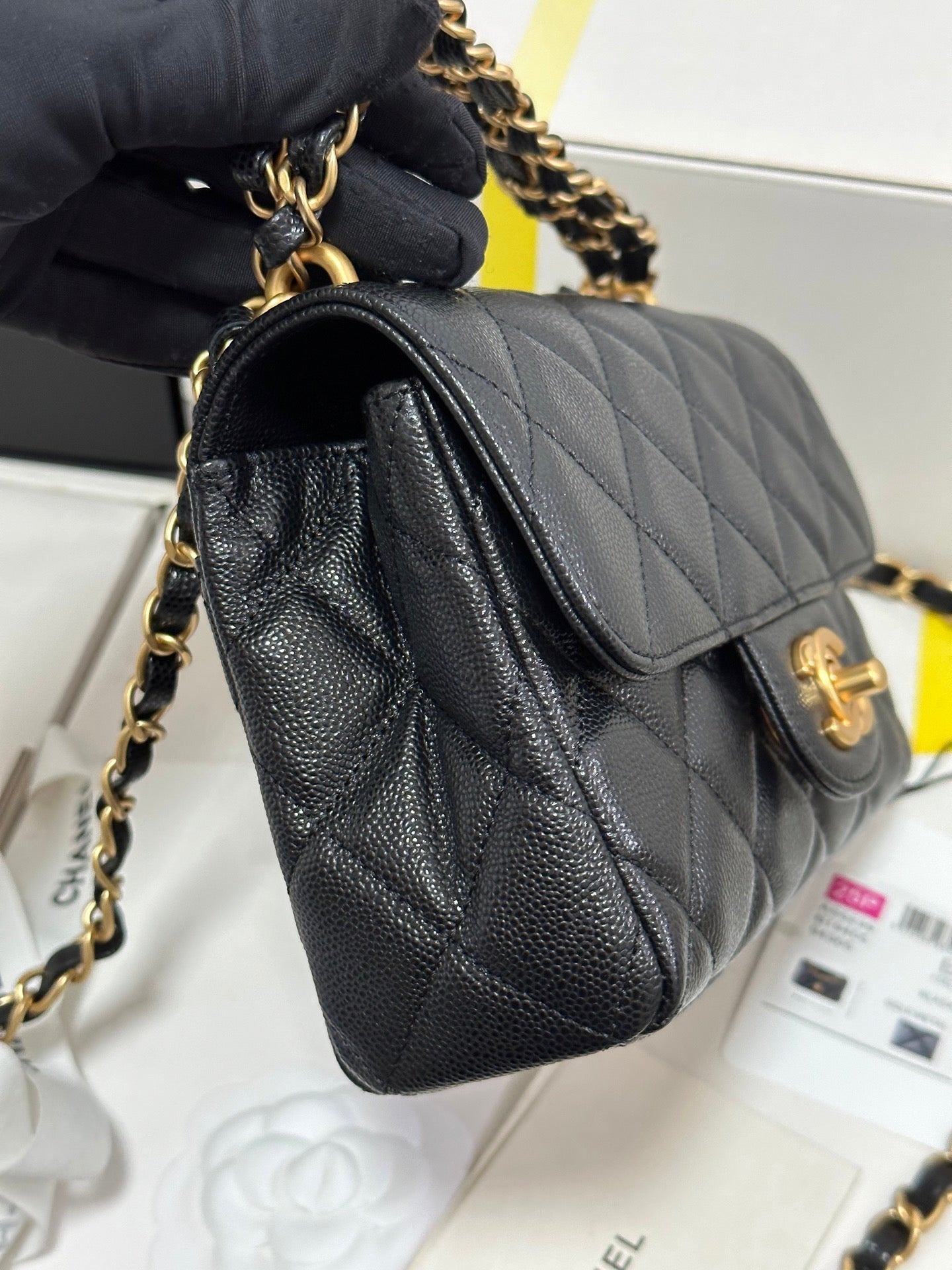 Sac à rabat CC 25P 18 pouces en cuir de vache noir, accessoires dorés 243560