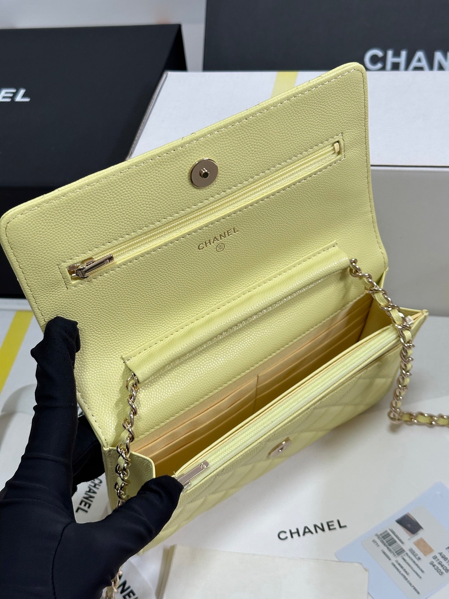 CC 25P ウォレット オン チェーン 19cm イエロー パステル 牛革 ハート ラインストーン 243595