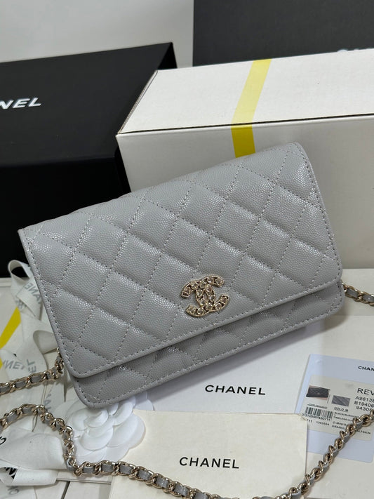 Portefeuille à chaîne CC 25P 19 cm en cuir de vache gris clair avec cœur et strass 243598