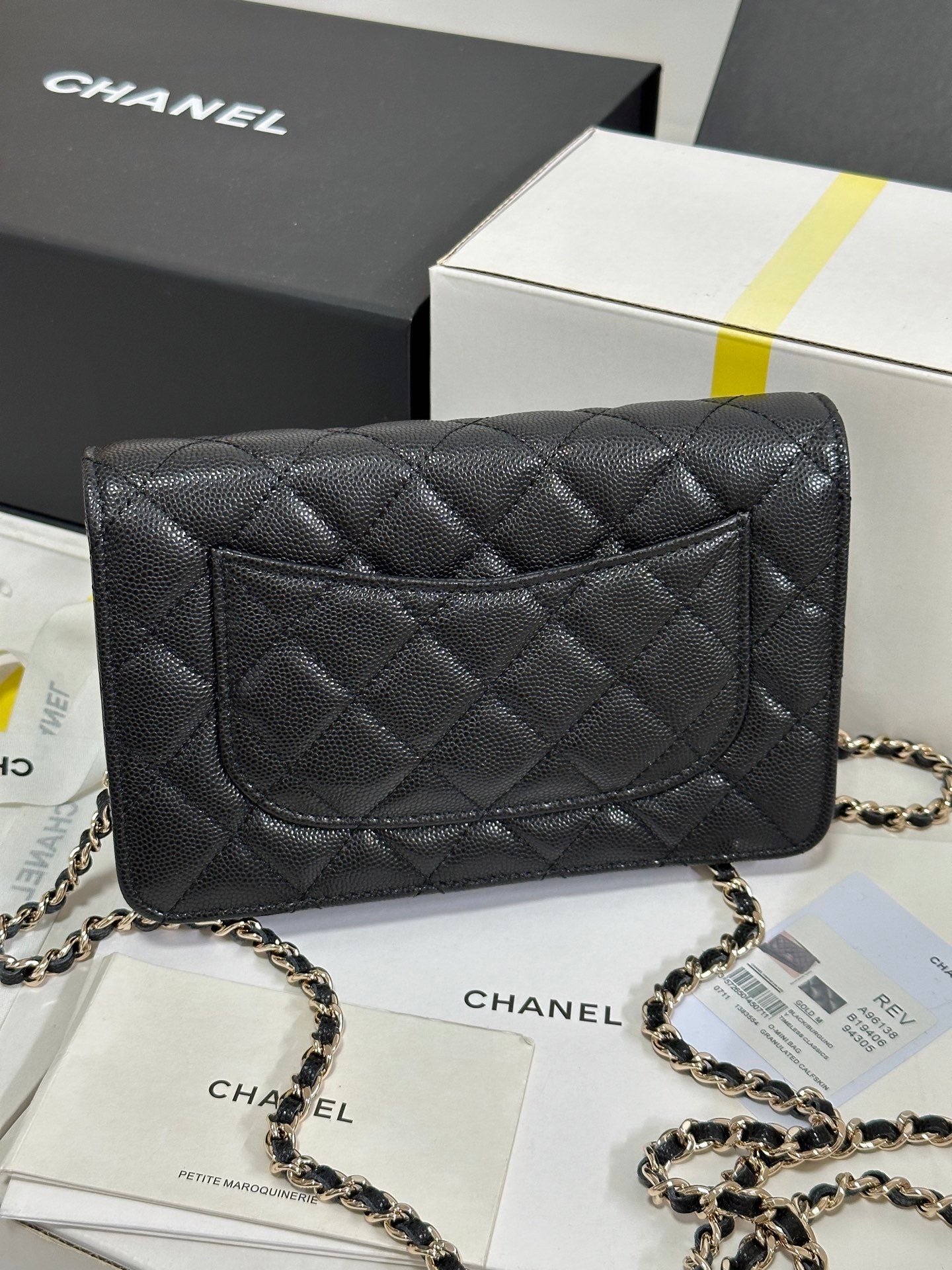 Portefeuille à chaîne CC 25P 19 cm en cuir de vache noir avec cœur et strass 243601