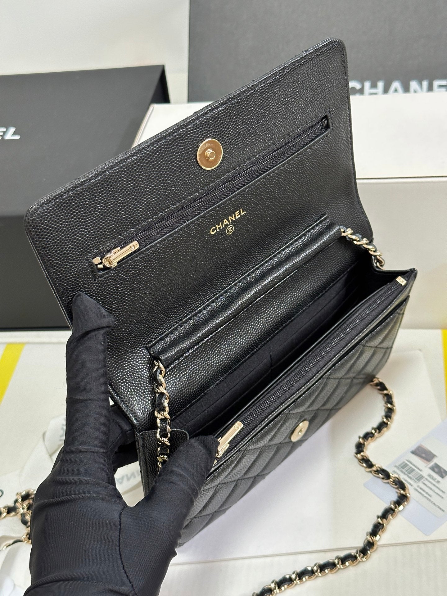 Portefeuille à chaîne CC 25P 19 cm en cuir de vache noir avec cœur et strass 243601