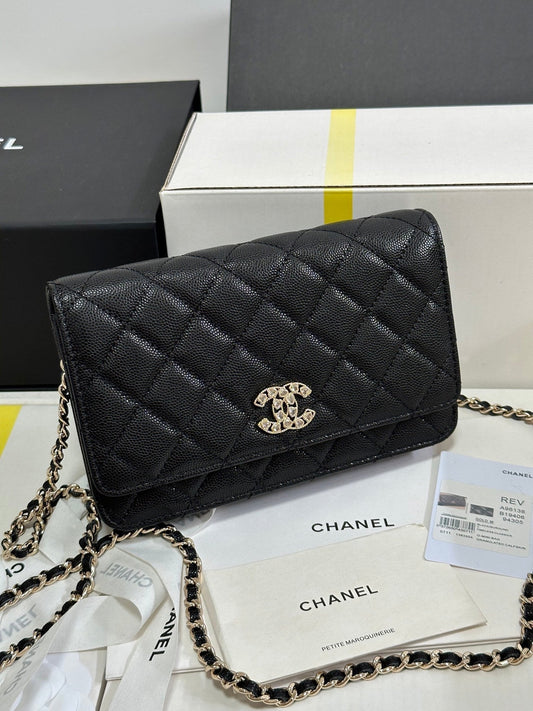 Portefeuille à chaîne CC 25P 19 cm en cuir de vache noir avec cœur et strass 243601