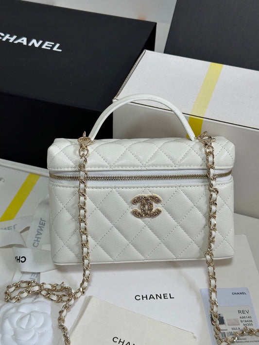 Trousse de toilette CC 25P 19,5 cm en cuir de veau blanc avec strass en forme de cœur 243604