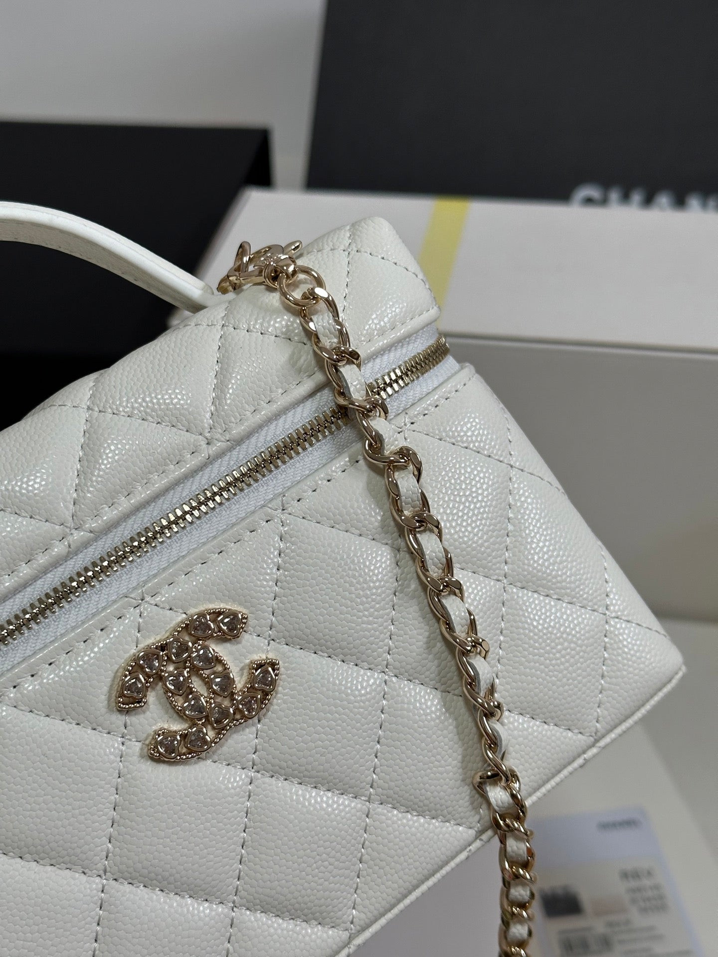 CC 25P Vanity Case 19.5cm White Calfskin Heart Rhinestone 243604
