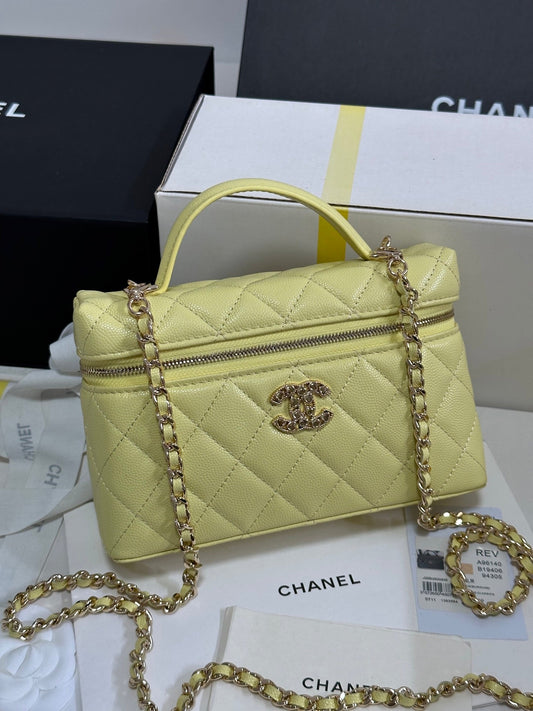 Trousse de toilette CC 25P 19,5 cm en cuir de veau jaune pastel avec strass en forme de cœur 243607