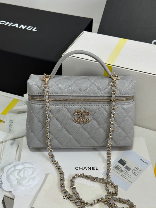 Trousse de toilette CC 25P 19,5 cm en cuir de veau gris clair avec strass en forme de cœur 243610