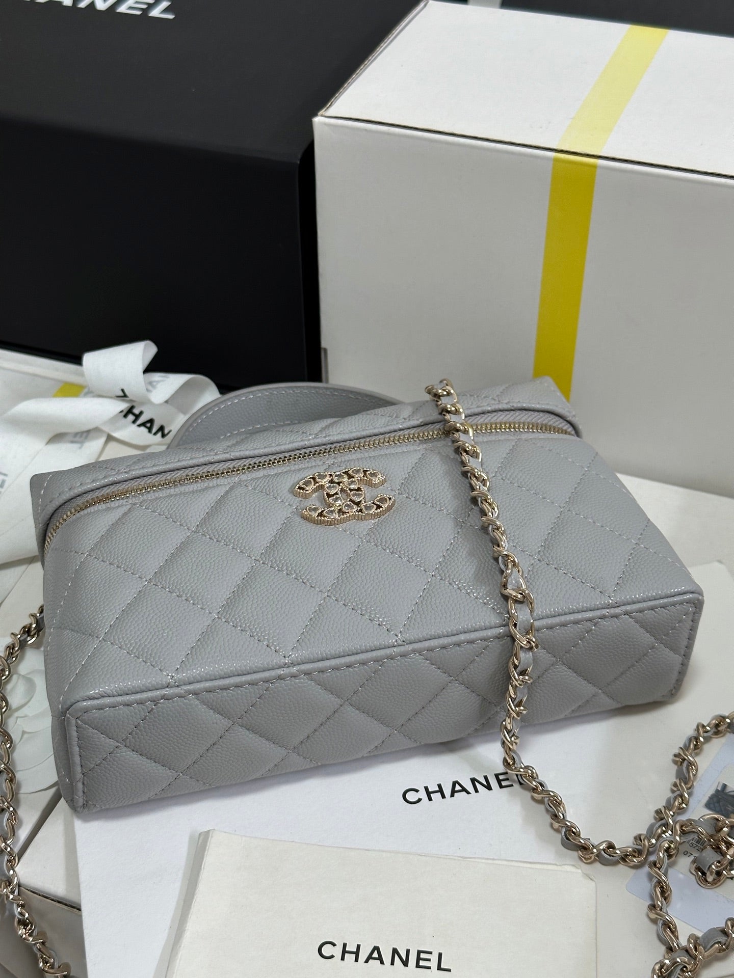 Trousse de toilette CC 25P 19,5 cm en cuir de veau gris clair avec strass en forme de cœur 243610