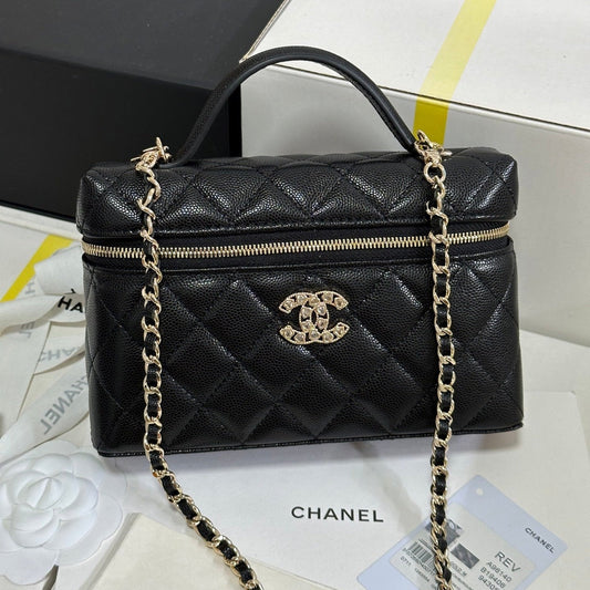 Trousse de toilette CC 25P 19,5 cm en cuir de veau noir avec strass cœur 243613