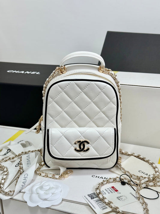 Sac à dos CC 25P Mini 18 pouces en cuir d'agneau blanc et noir, accessoires dorés 243521