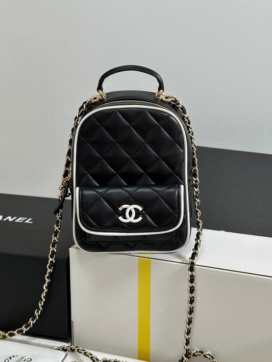 Sac à dos CC 25P Mini 18 pouces en cuir d'agneau noir et blanc, accessoires dorés 243528