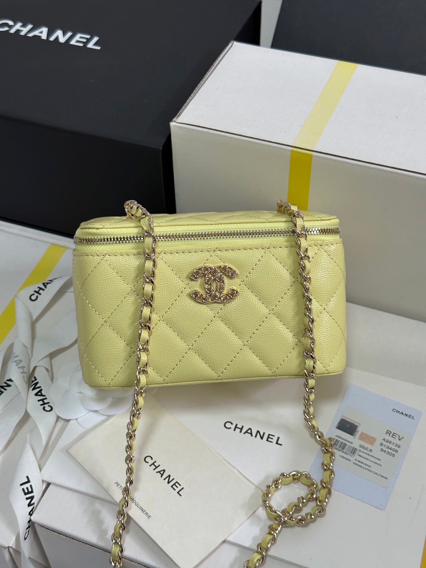 Trousse de toilette CC 25C 17 cm en cuir caviar jaune avec cœur et strass, quincaillerie or clair 243418
