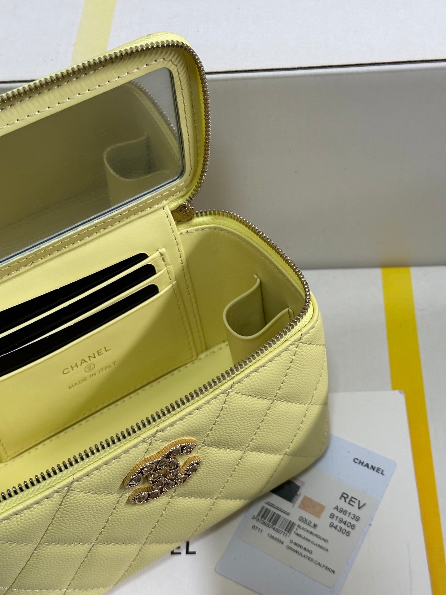 Trousse de toilette CC 25C 17 cm en cuir caviar jaune avec cœur et strass, quincaillerie or clair 243418