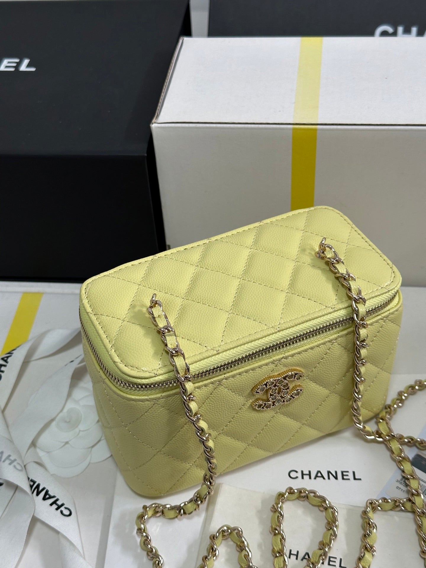 Trousse de toilette CC 25C 17 cm en cuir caviar jaune avec cœur et strass, quincaillerie or clair 243418