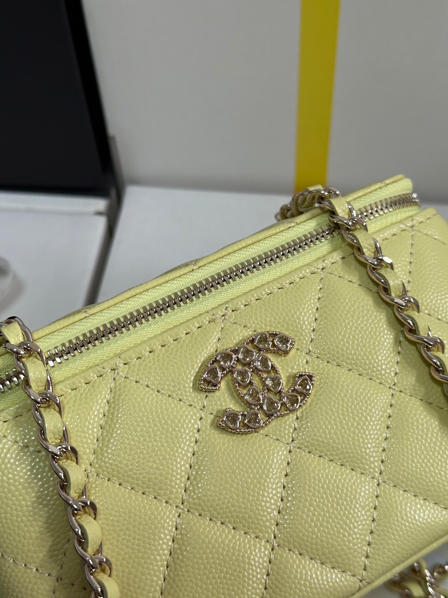 Trousse de toilette CC 25C 17 cm en cuir caviar jaune avec cœur et strass, quincaillerie or clair 243418