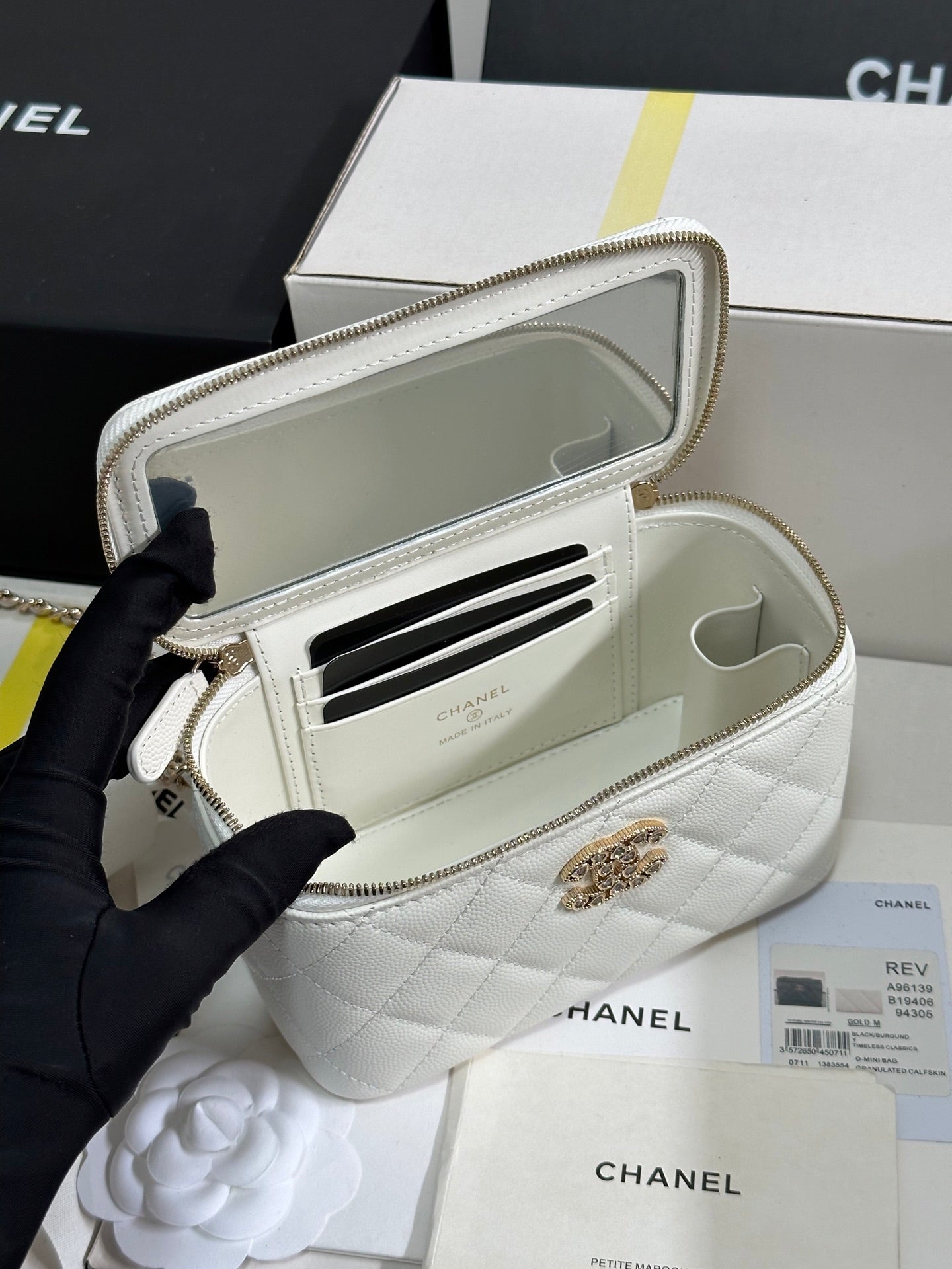 Trousse de toilette CC 25C 17 cm en cuir caviar blanc avec strass en forme de cœur et quincaillerie or clair 243421