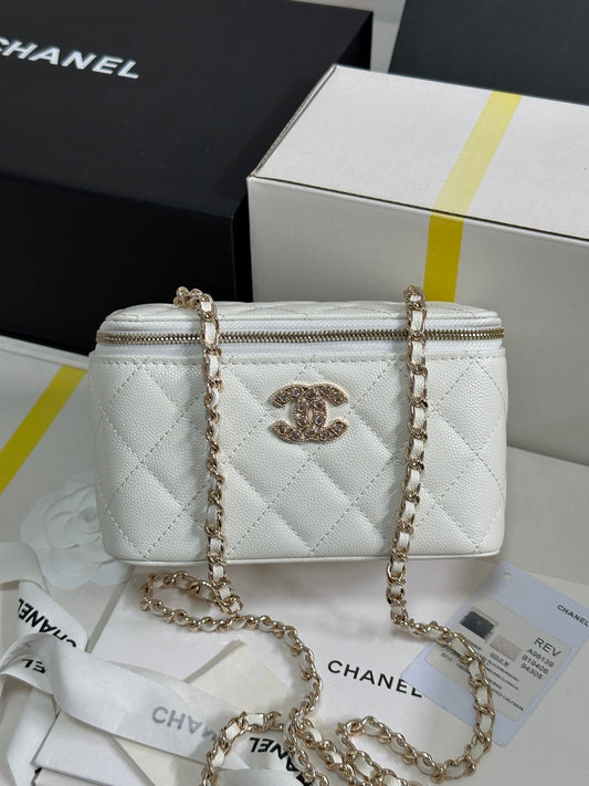 Trousse de toilette CC 25C 17 cm en cuir caviar blanc avec strass en forme de cœur et quincaillerie or clair 243421