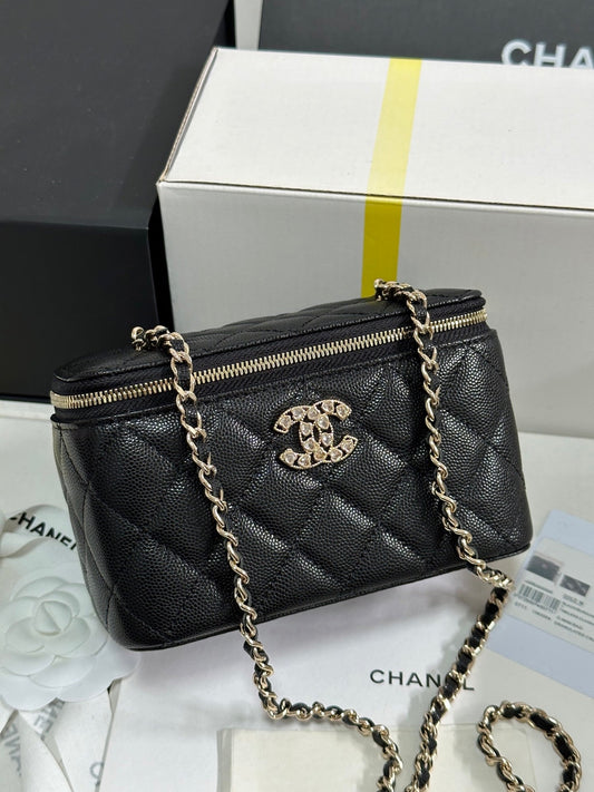 Trousse de toilette CC 25C 17 cm en cuir caviar noir avec strass en forme de cœur et quincaillerie or clair 243427
