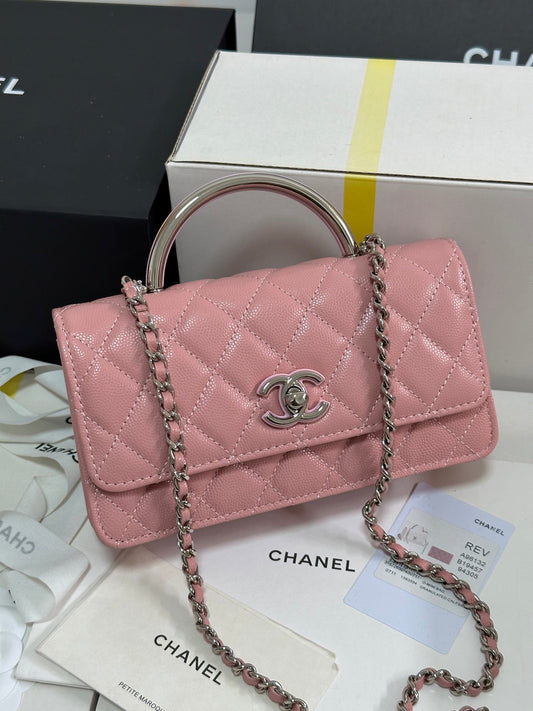 Portefeuille CC 25P avec poignée Woc 17 cm en cuir rose pastel et accessoires argentés 243439