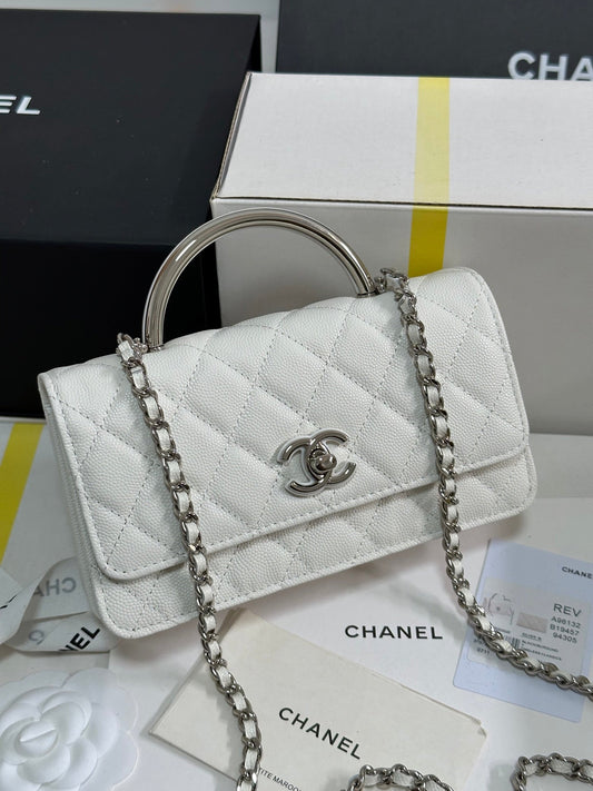 Portefeuille CC 25P avec poignée Woc 17 cm en cuir blanc et accessoires argentés 243442
