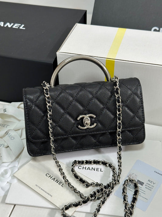 Portefeuille CC 25P avec poignée Woc 17 cm en cuir noir et accessoires argentés 243445