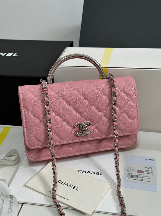 Portefeuille CC 25P avec poignée Woc 19 cm en cuir rose pastel et accessoires argentés 243448