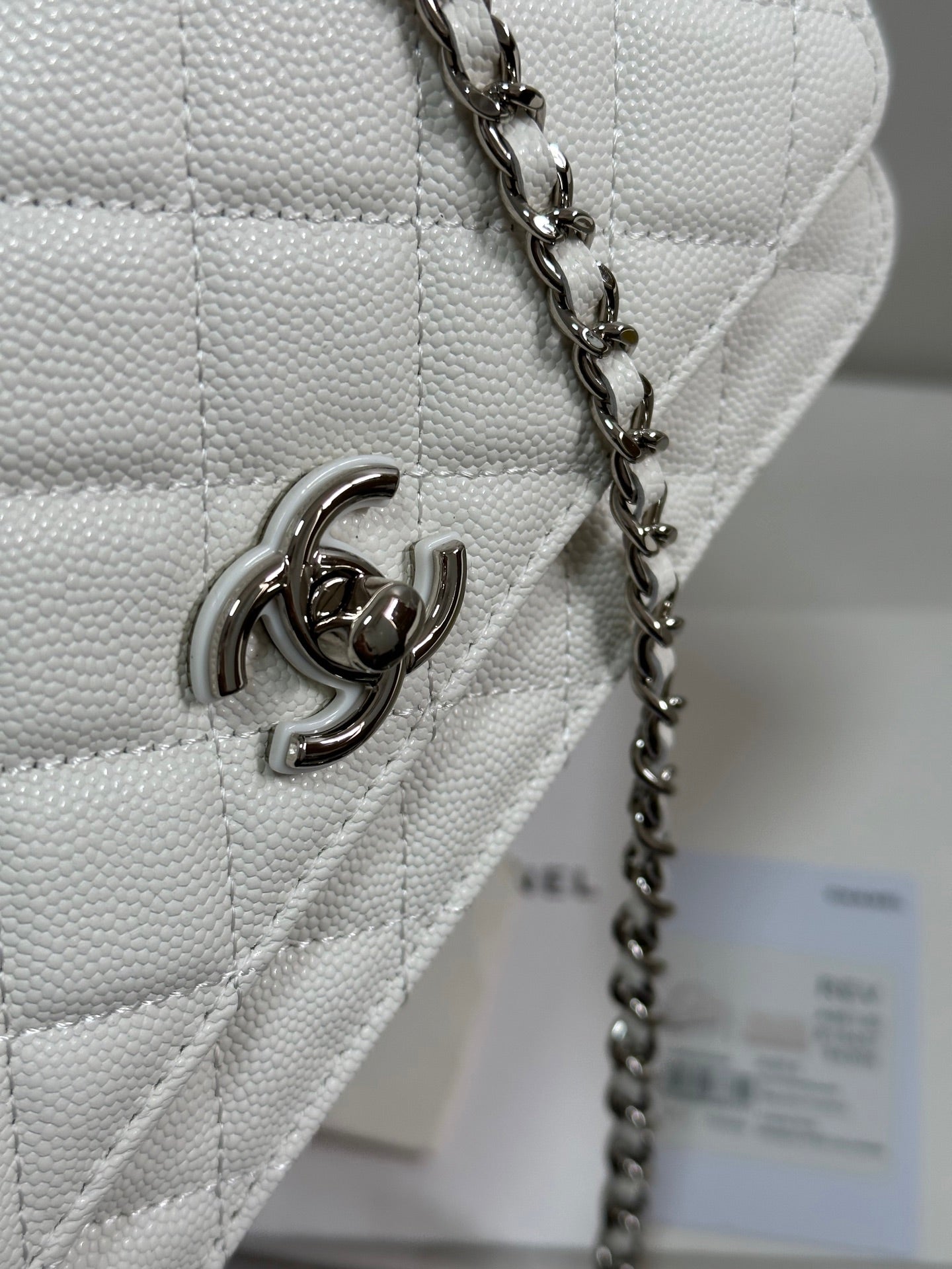 Portefeuille CC 25P avec poignée Woc 19 cm en cuir blanc et accessoires argentés 243451