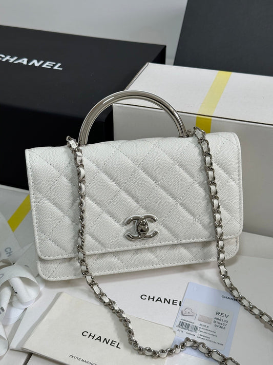 Portefeuille CC 25P avec poignée Woc 19 cm en cuir blanc et accessoires argentés 243451