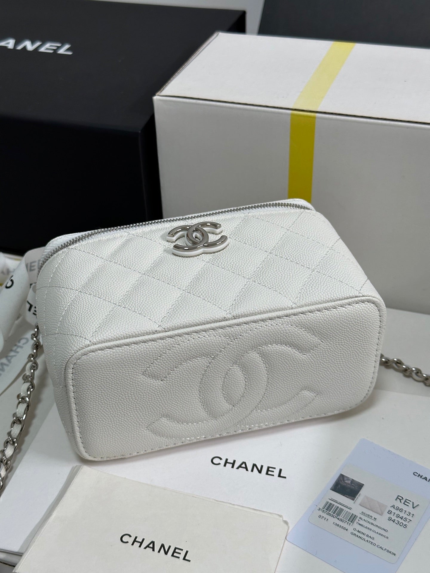 Trousse de toilette CC 25P 17 cm en cuir blanc, accessoires argentés 243460