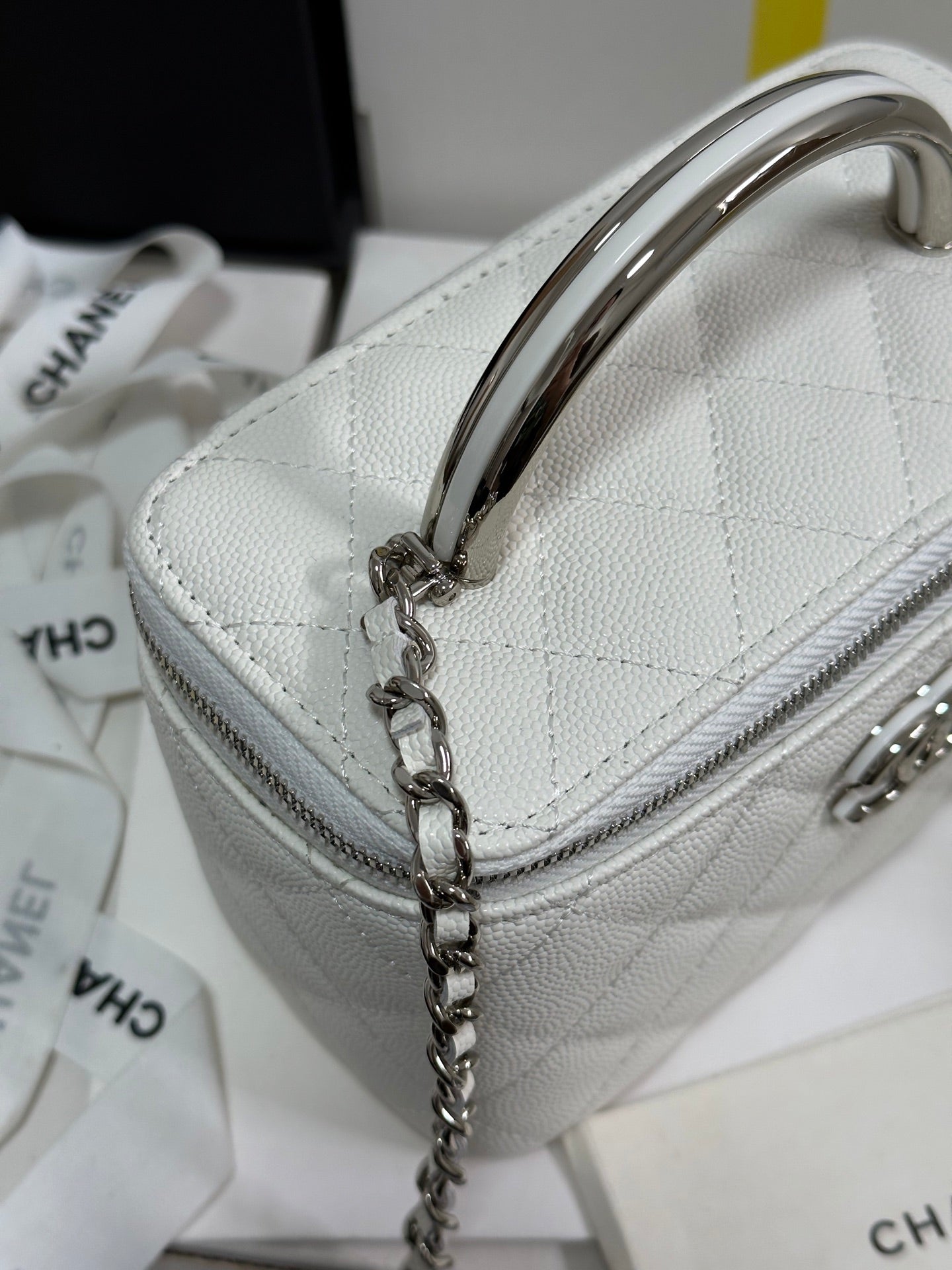 Trousse de toilette CC 25P 17 cm en cuir blanc, accessoires argentés 243460