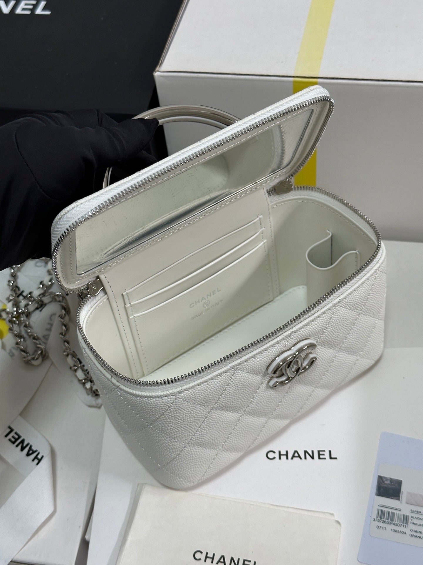 Trousse de toilette CC 25P 17 cm en cuir blanc, accessoires argentés 243460